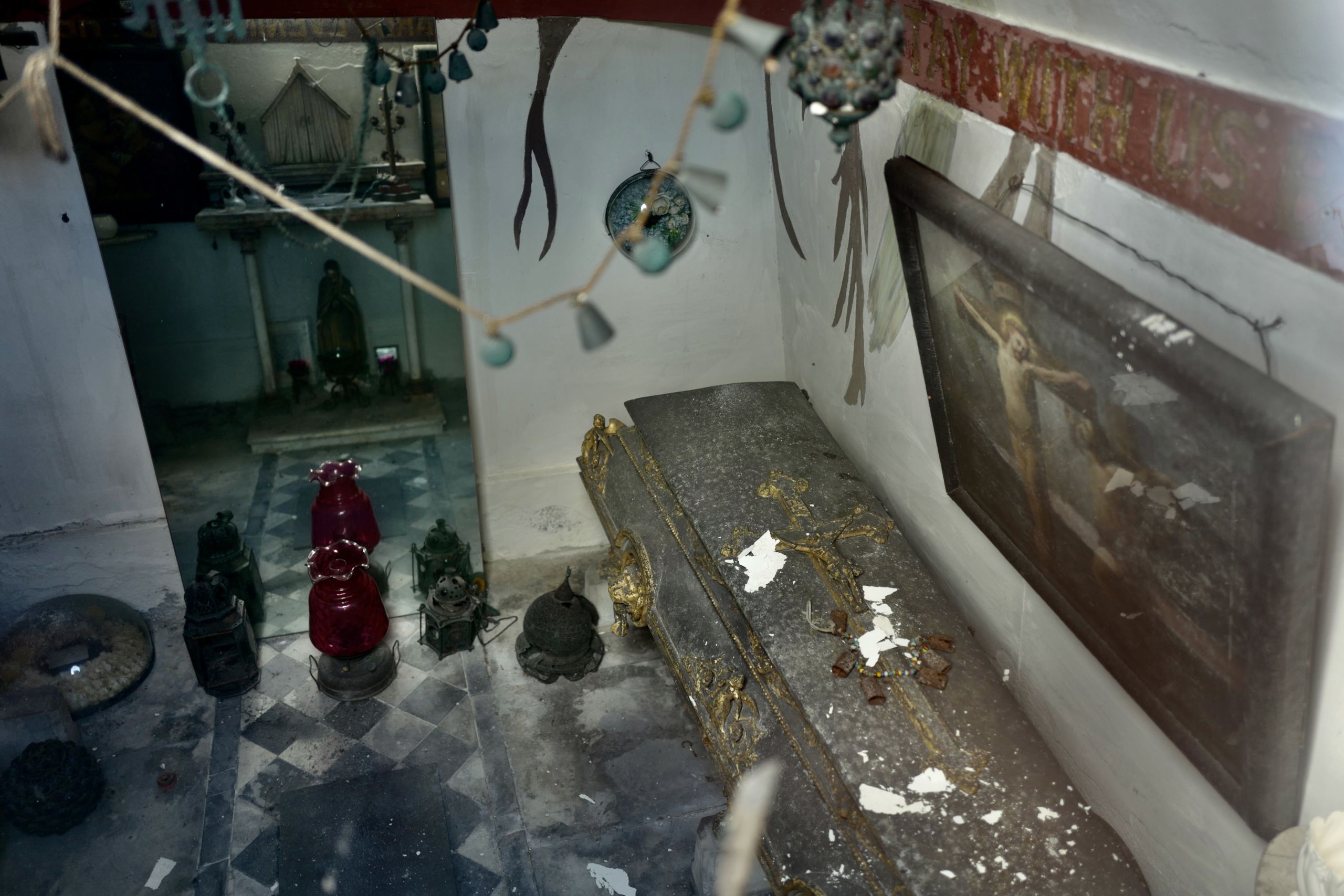 The mausoleum includes two Stars of Bethlehem and dozens of gilt-painted Islamic crescent and star symbol