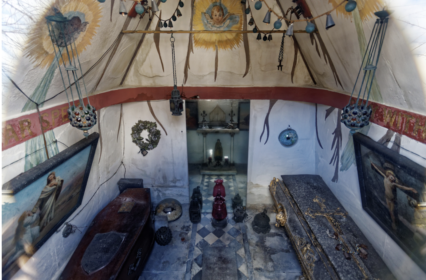 Inside the mausoleum where there are several crosses, an ode to Isabel's Catholic faith