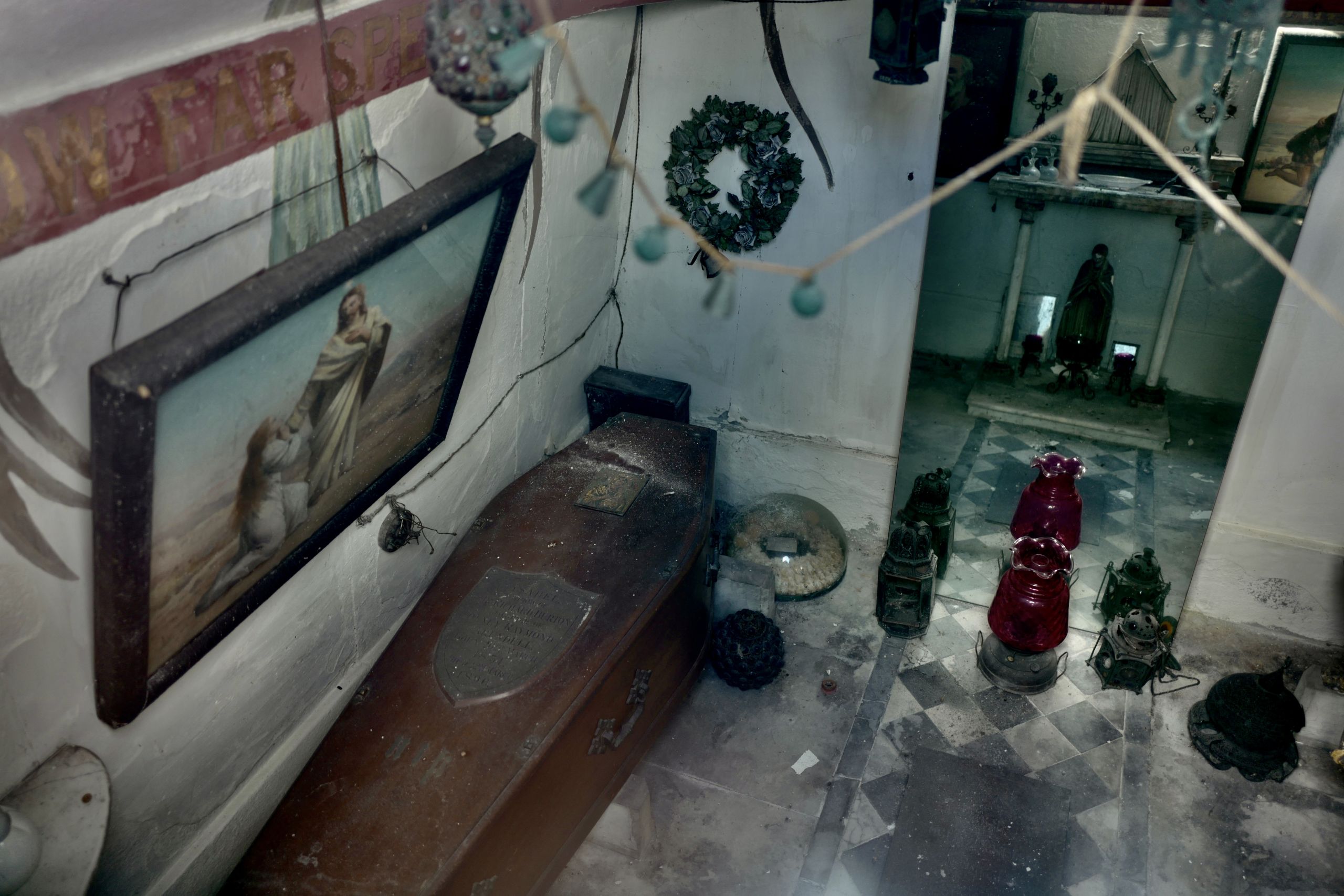 Inside the mausoleum there is a coffin, a painting, glass lamps, and other souvenirs from the Middle East