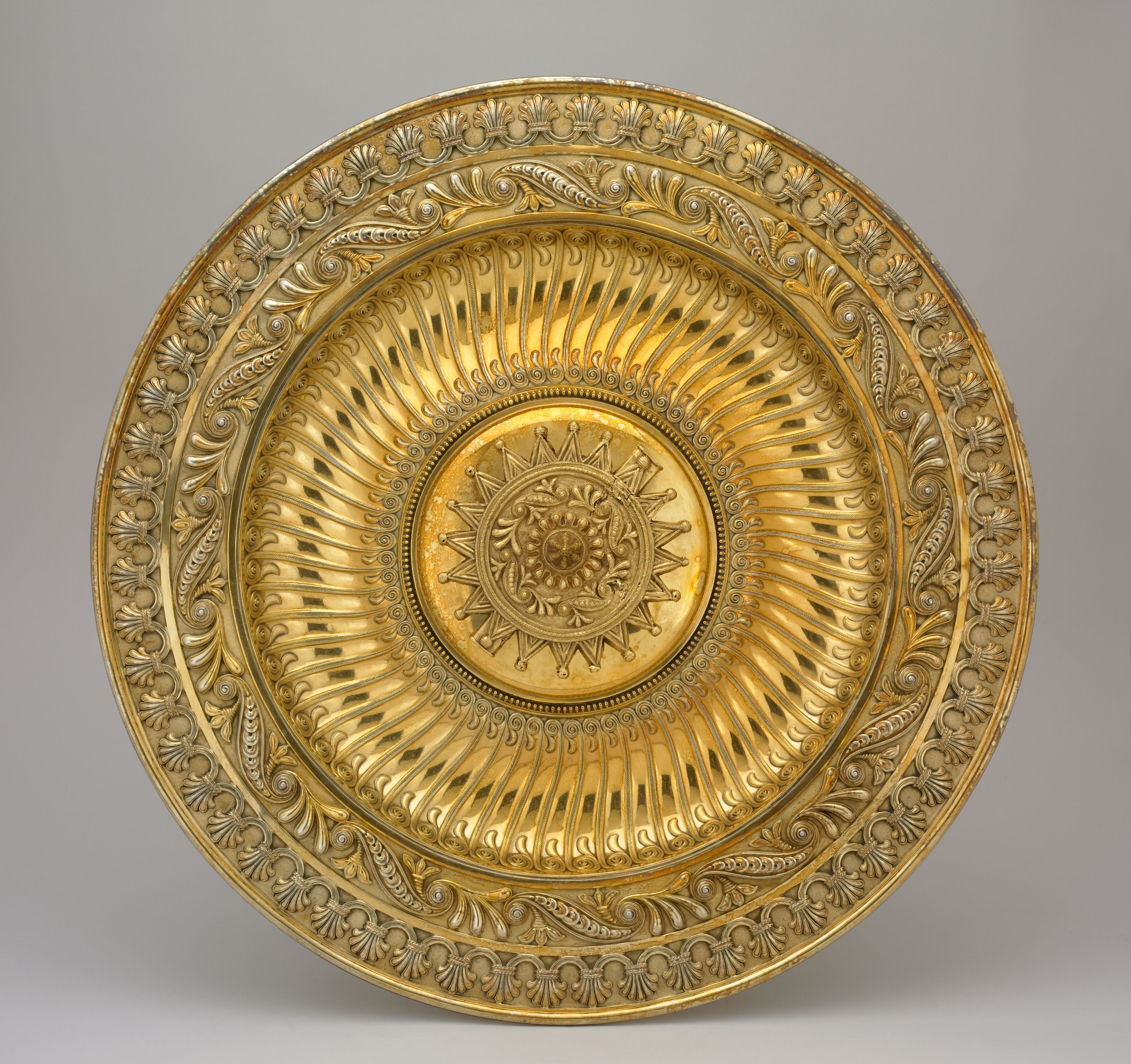  Silver - gilt dish set with gold pendant 