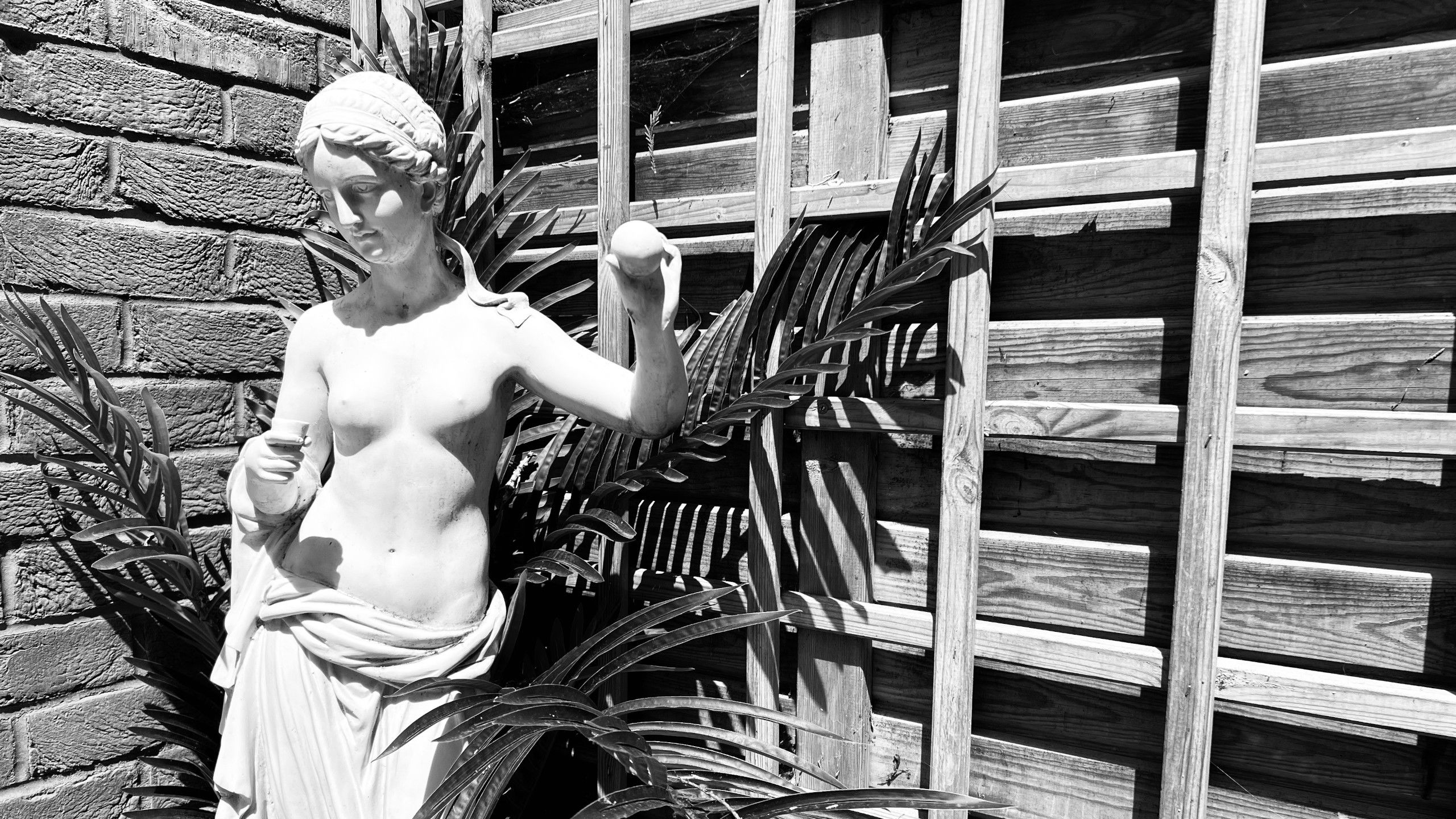 naked statue of woman